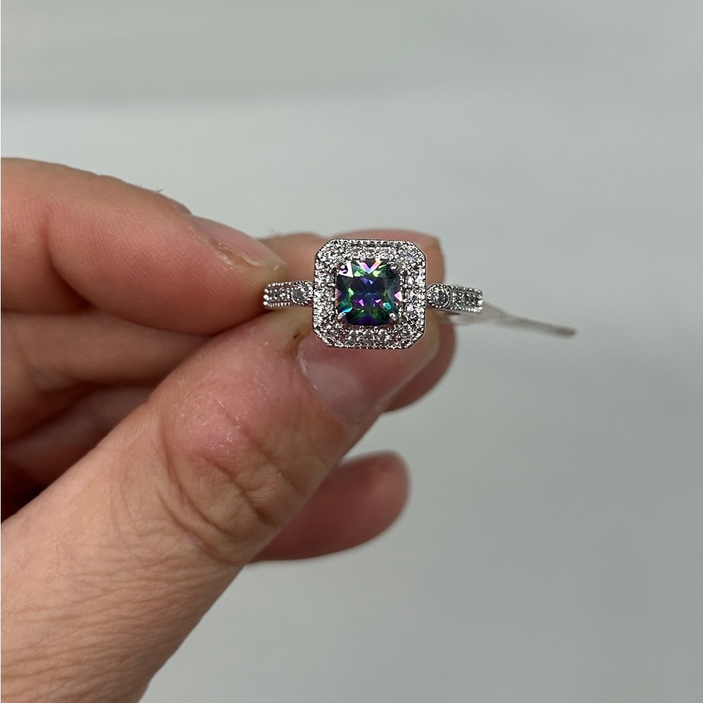 Elegant Silver and Green Gemstone Ring